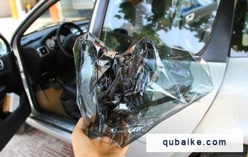 汽车玻璃膜撕下来为什么那么臭
