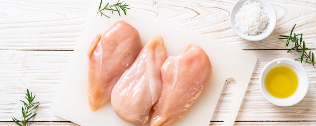 减脂晚上能吃鸡胸肉吗 减脂晚上可以吃鸡胸肉吗
