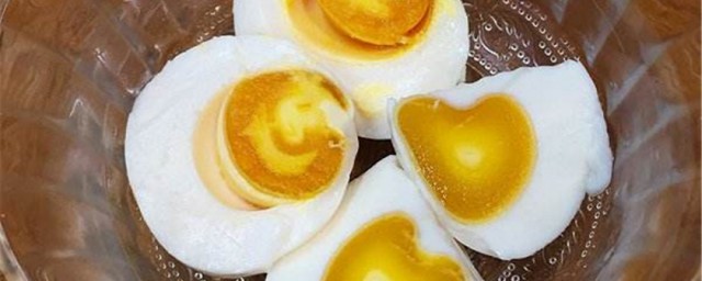 咸鸡蛋怎么煮不裂好吃 腌好的咸鸡蛋怎么煮才不破