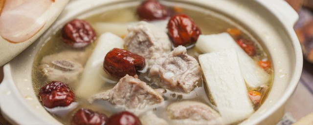 排骨炖汤配什么笋好 芦笋排骨汤的做法