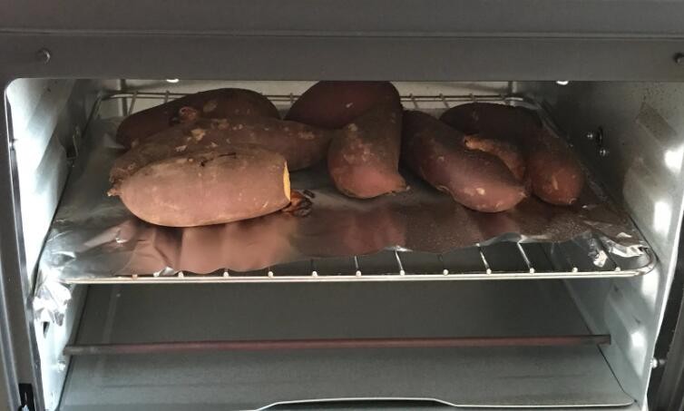 用烤箱烤红薯扎洞吗