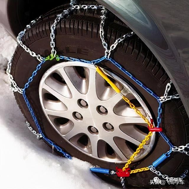 汽车轮胎防滑链有哪些型号（车轮防滑链是钢条的好还是皮质的好）