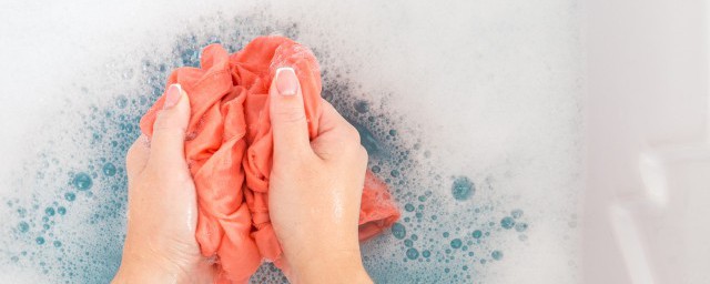 衣服上弄上桃汁应该怎么洗 衣服上弄上桃汁应该如何清洗干净